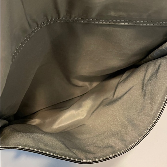 Leder Buck Black Leather Crossbody Bag - Picture 15 of 15